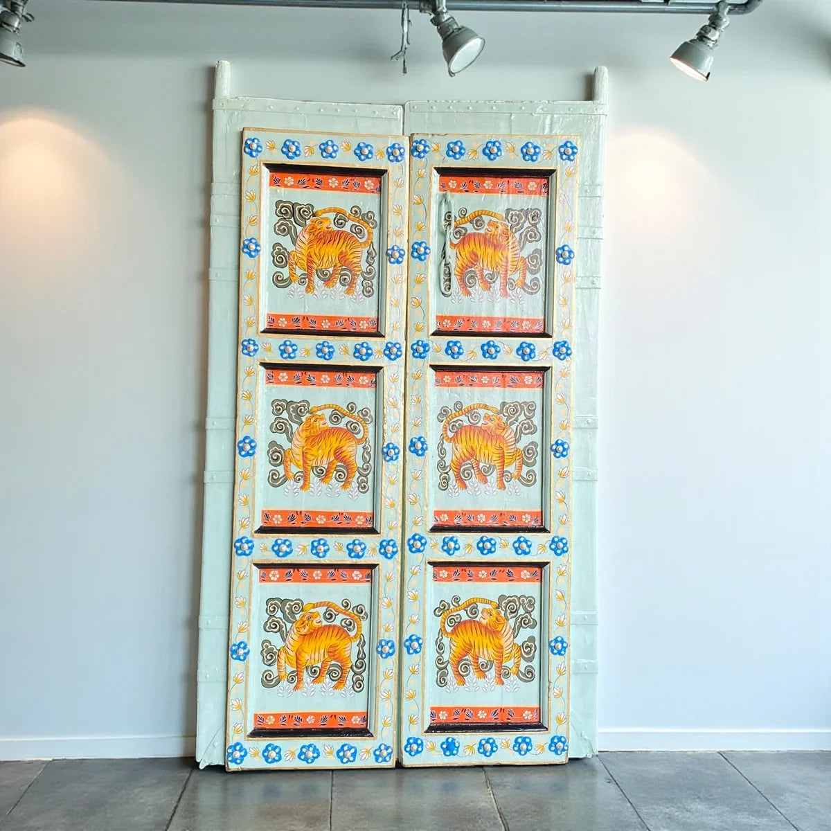 traditional-indian-wooden-door-tiger-artwork