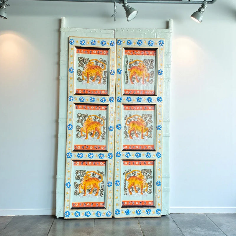 traditional-indian-wooden-door-tiger-artwork