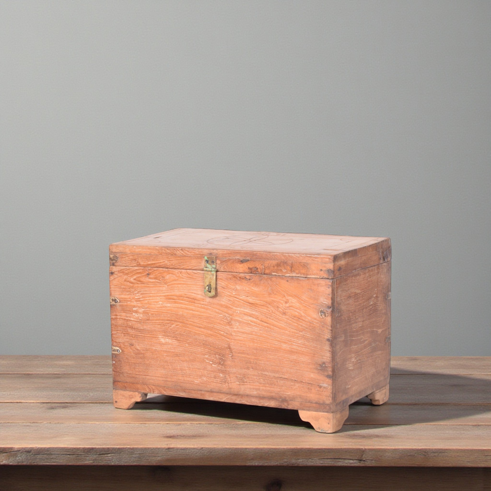 VINTAGE WOODEN BOX