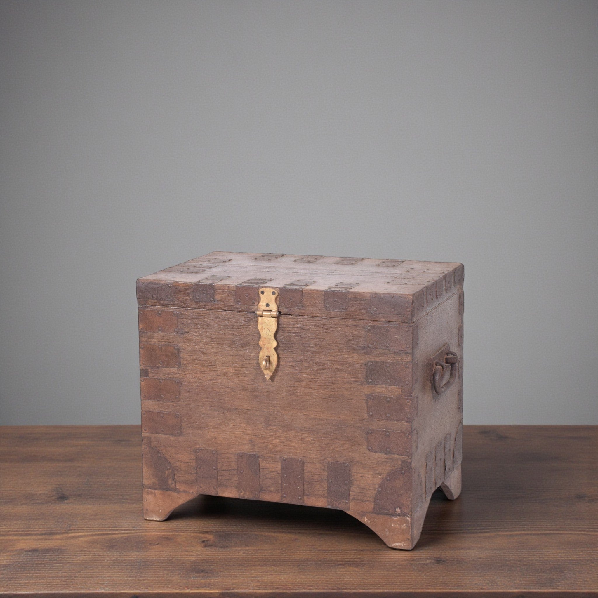 VINTAGE WOODEN BOX