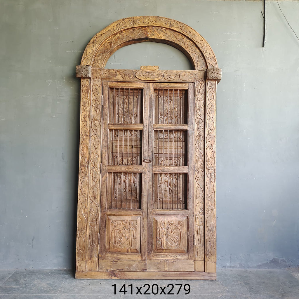 WOODEN DOOR