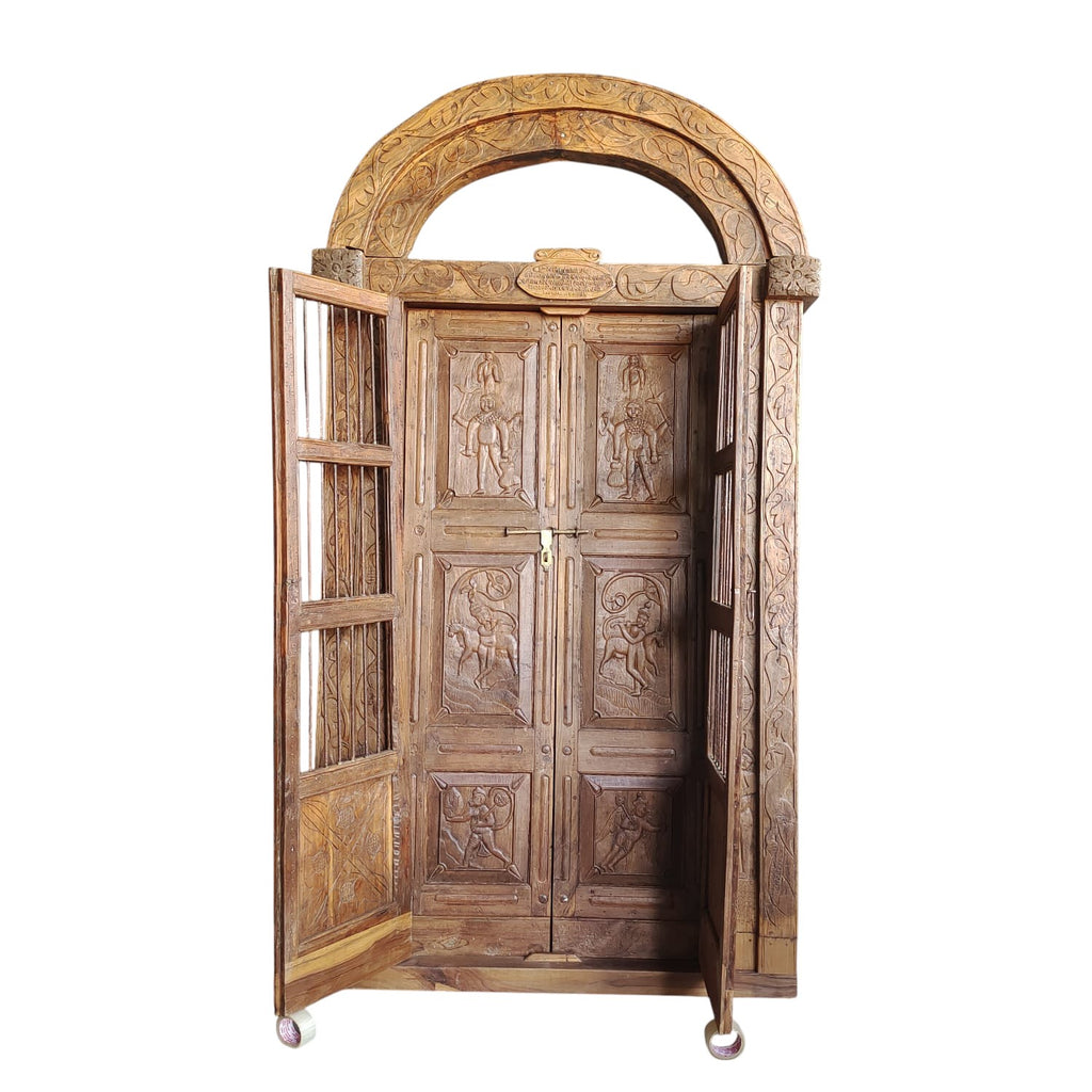 WOODEN DOOR