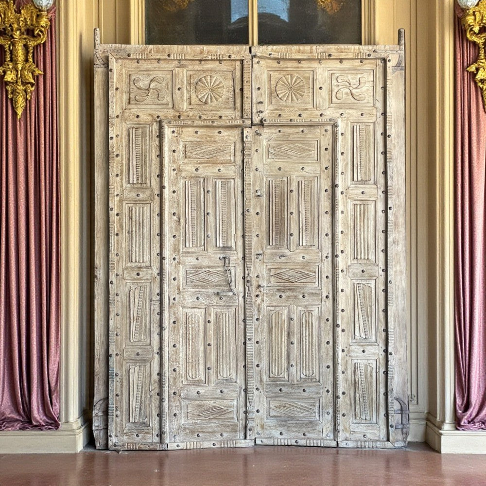 WOODEN DOOR