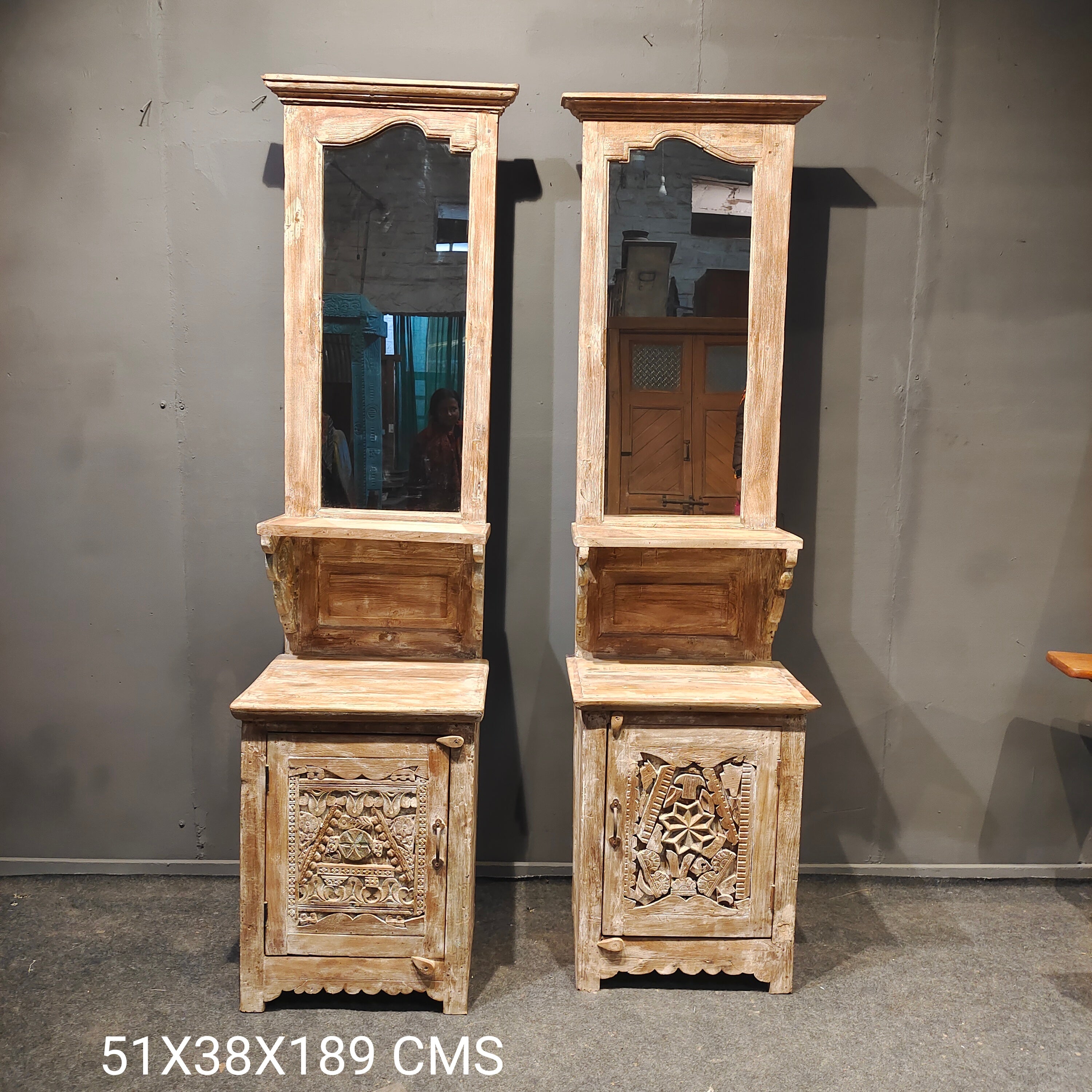 WOODEN DRESSHING TABLLE