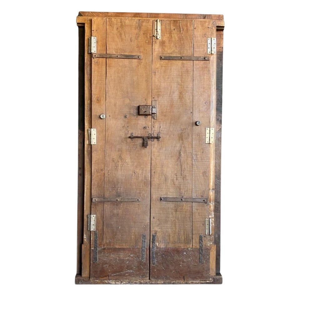 WOODEN DOOR