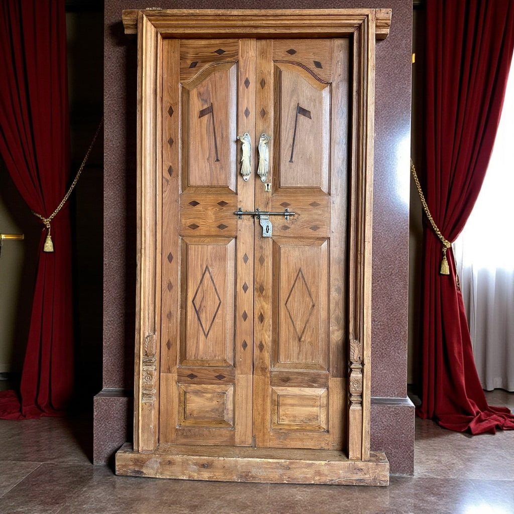 WOODEN DOOR