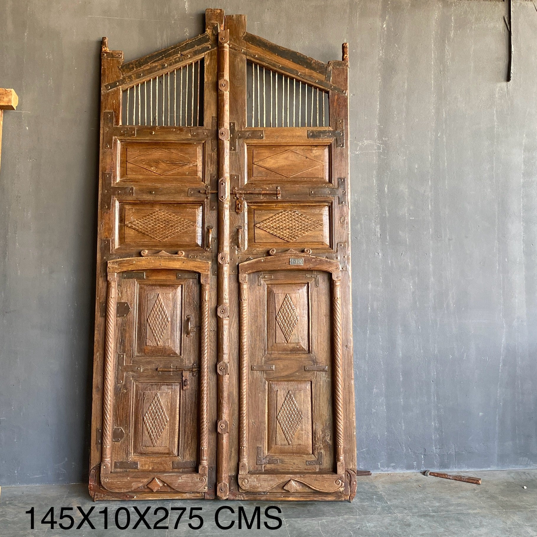 WOODEN DOOR