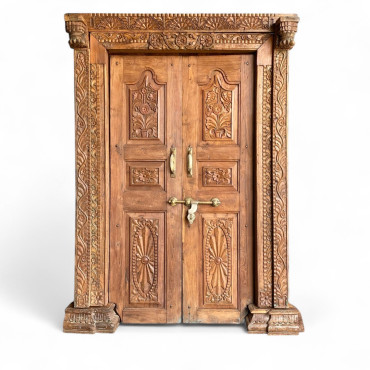 WOODEN DOOR