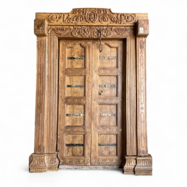 WOODEN DOOR
